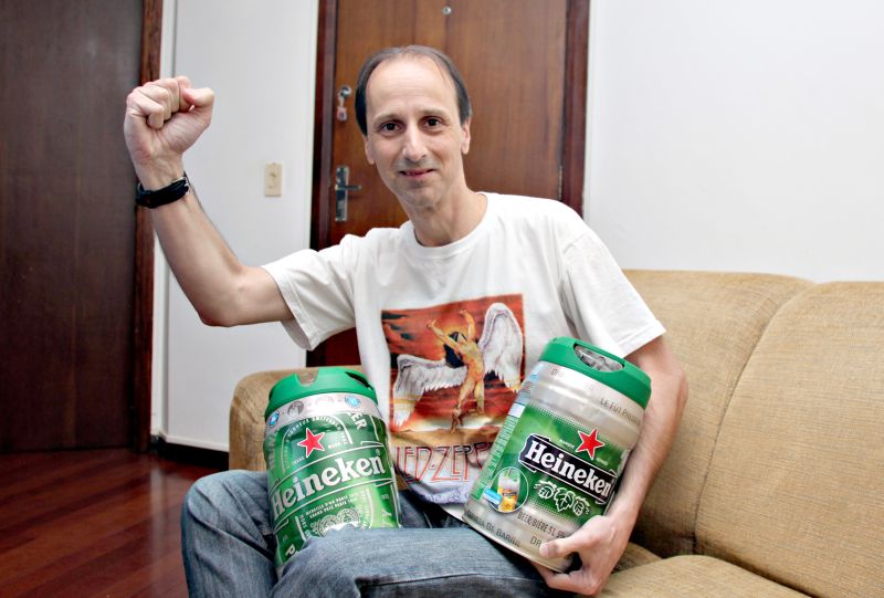 James Skroch, 45, dedica as horas vagas para levantar a história do Paraná Clube. Pesquisas garantiram a festa do fim de ano | Walter Alves/ Gazeta do Povo
