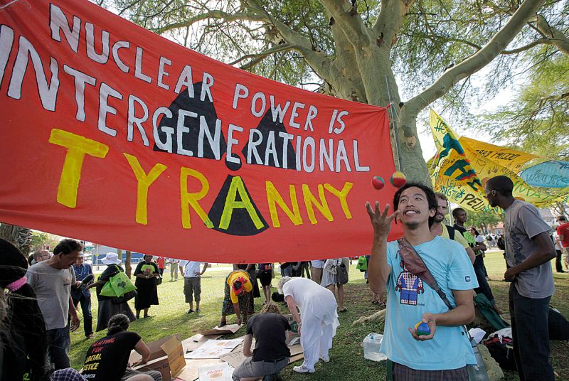 Ativistas protestam contra os países com poder nuclear durante a conferência do clima, em Durban | Mike Hutchings/Reuters