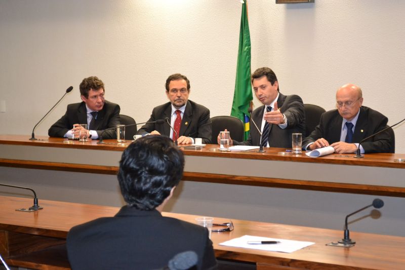 Sérgio Souza (centro da foto): senador paranaense quer aproveitar período morno da pauta da Câmara dos Deputados para aprovar novos TRFs | Divulgação