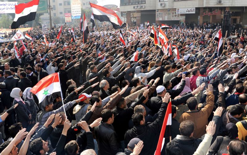 Manifestação em defesa do ditador Bashar Assad em Damasco. Regime sírio mobiliza apoiadores para enfrentar pressão da União Europeia, dos Estados Unidos e da Liga Árabe | Sana/AFP