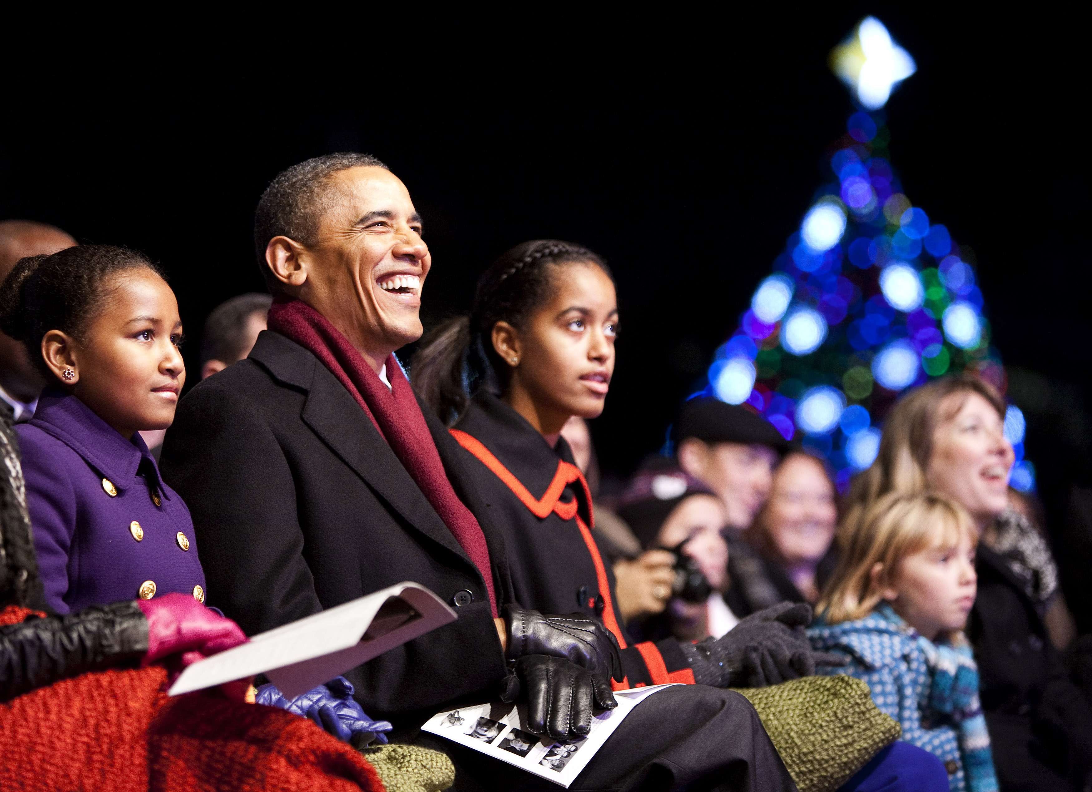 Barack Obama e suas filhas Sasha (E) and Malia participam de comemoração para acender as luzes da árvore de natal de Washington, nos EUA | REUTERS/Joshua Roberts