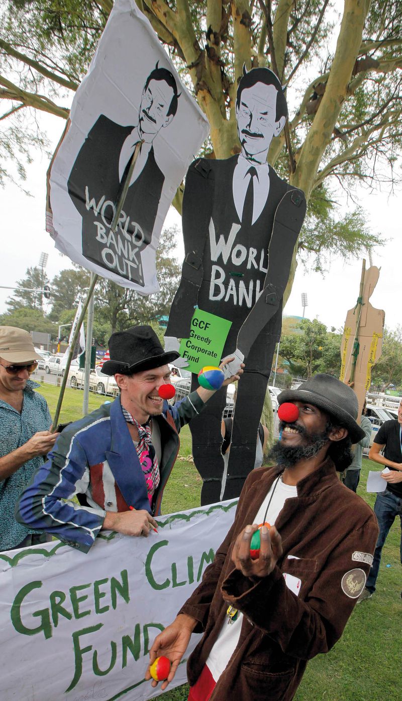 Ativistas protestam contra o Banco Mundial durante a conferência do Clima, em Durban, África do Sul | Mike Hutchings/Reuters