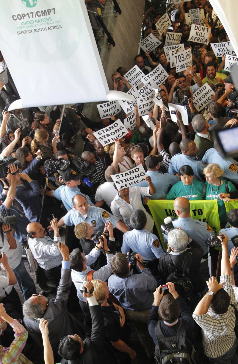 Ativistas invadiram a sede da conferência do clima para exigir um acordo sobre a redução de poluentes | Mike Hutchings/Reuters