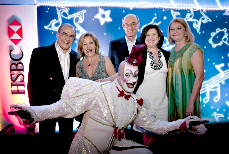 Marcos Casuo, o mestre de cerimônias do espetáculo de Natal do Palácio Avenida, foi ao Christmas Lounge do HSBC após a apresentação de sábado, conforme prometera a Hélio Duarte (à esq.), presidente do Instituto HSBC Solidariedade e anfitrião da noite. Casuo, que trabalhou no Cirque du Soleil, foi cumprimentado pelo presidente do HSBC Brasil, Conrado Engel, e sua mulher, Marcia Engel (ambos ao centro), Rosaria Duarte (esposa de Hélio) e Claudia Malschitzky (à dir.), diretora do Instituto | Walter Poss