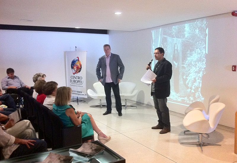 José Carlos Fernandes e Alexandre Mazzo agradecem a todos os jornalistas e entrevistados pelo resultado da Série | Aldrin Cordeiro/Gazeta do Povo