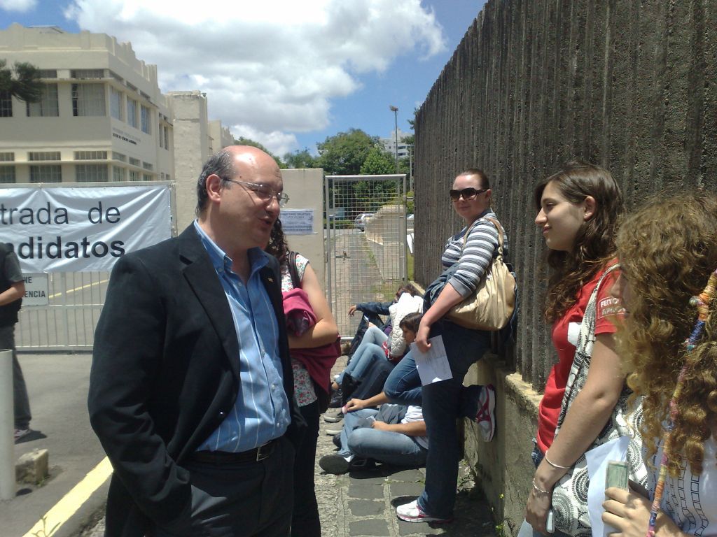 O reitor da UFPR Zaki Akel Sobrinho esteve no câmpus Agrárias antes da avaliação para cumprimentar os candidatos | Adriana Czelusniak/Gazeta do Povo