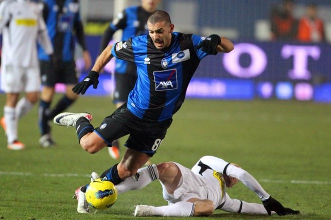 Guido Marilungo (em pé), do Atalanta, disputa a bola com Guana Roberto, do Cesena, em Bérgamo |