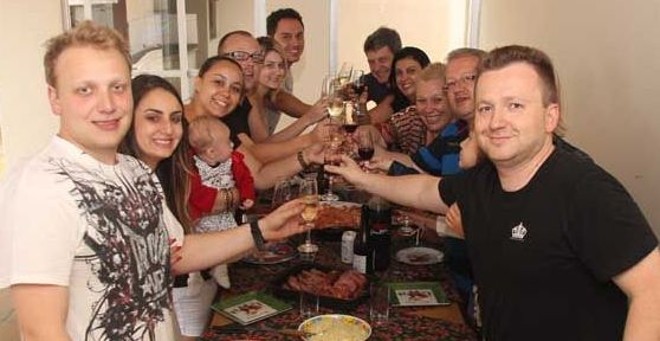 Na hora do almoço, muita comida e o brinde que não pode faltar |