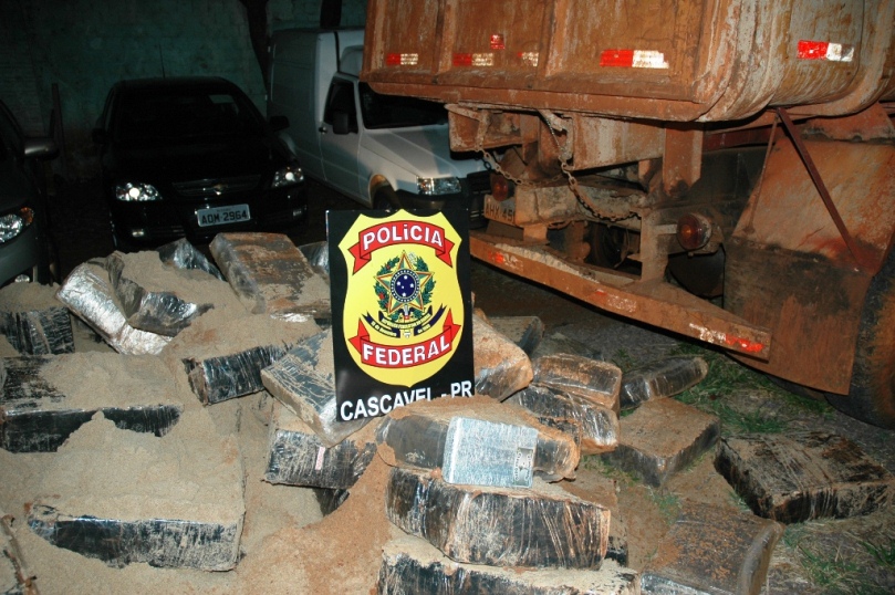 Maconha estava entre a carga de areia dentro do caminhão | Divulgação/Polícia Federal