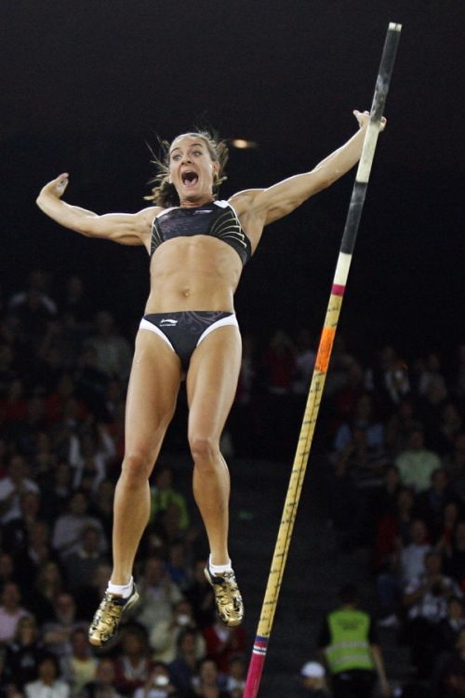 Murer x Isinbayeva -A prova do salto com vara promete ser muito disputada em Londres. A frustração depois de perder a vara em Pequim-2008 passou e a brasileira Fabiana Murer chega para brigar pelo ouro. Aos 30 anos, está credenciada pelo título mundial em 2011, deixando para trás um dos maiores nomes do atletismo mundial, a russa Yelena Isinbayeva (foto), que acabou sem medalha. Recordista mundial, com a incrível marca de 5,06 m, a musa russa busca retomar a boa fase. Vai buscar o terceiro ouro olímpico consecutivo. |