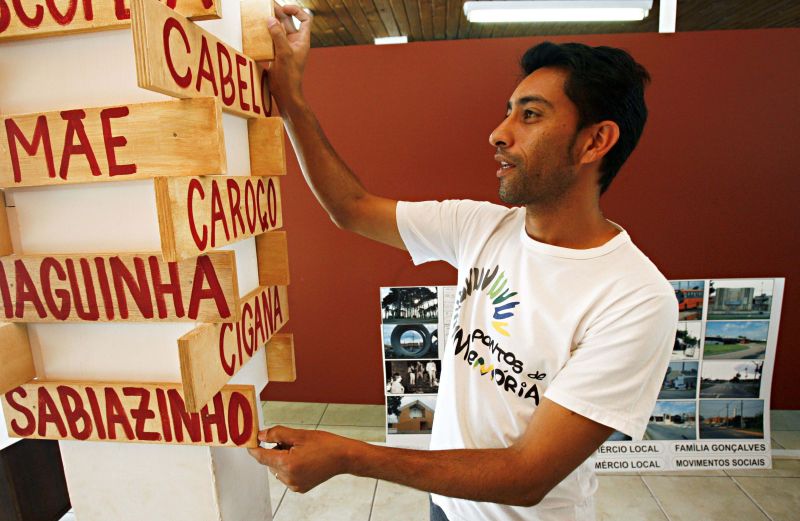 Marcelo Rocha, coordenador do Mupe, organiza símbolos marcantes da Vila Xapinhal | Priscila Forone/ Gazeta do Povo