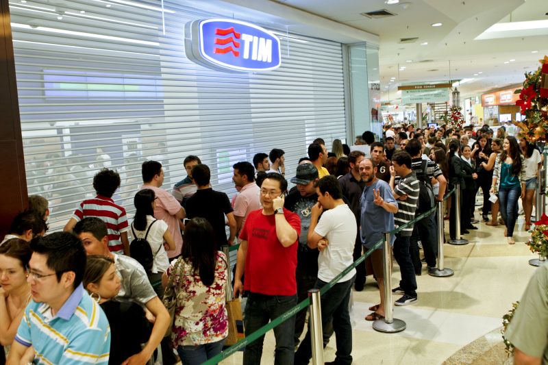 Em Curitiba, cerca de 200 pessoas formaram uma longa fila para comprar o novo iPhone 4S, da Apple, lançado nesta sexta-feira (16) no Brasil | Antonio Costa / Agência de Notícias Gazeta do Povo