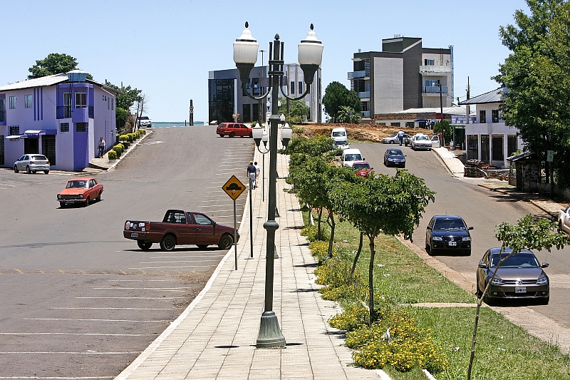 Fronteira Brasil-Argentina: à esquerda, Barracão, à direita, Bernardo de Irigoyen, e nos prédios ao fundo, Dionísio Cerqueira | Fotos: Hugo Harada/ Gazeta do Povo