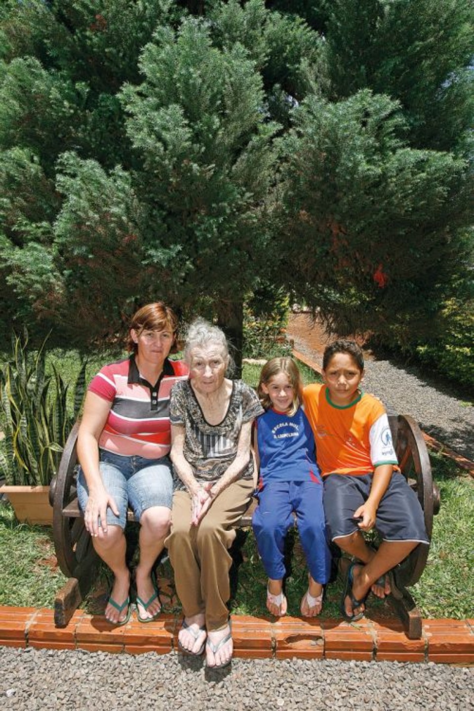 Rosileni Kappes de Oliveira, acompanhada da mãe (segunda à esquerda) e dos dois filhos: mesmo vivendo na área rural, família tem acesso à escola e atividades recreativas para a terceira idade | Hugo HaradaGazeta do Povo