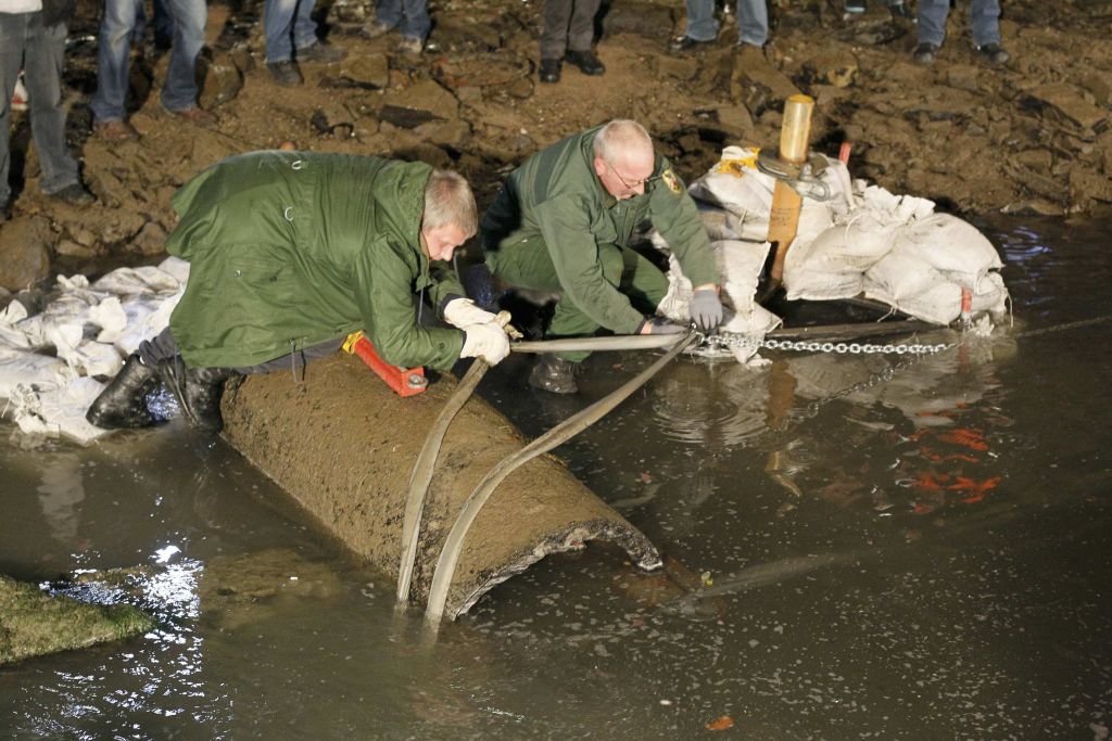 Bombeiros trabalham na desativação da bomba encontrada na cidade de Koblenz | Reuters