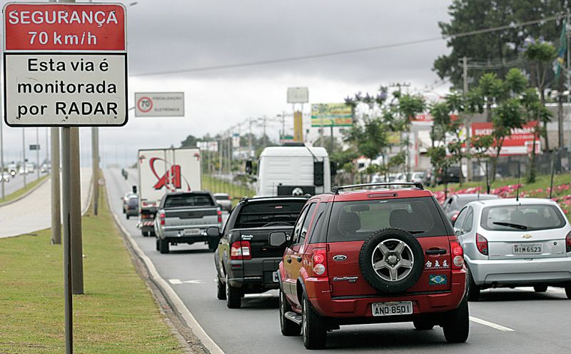 Placas e faixas que alertam o motorista sobre a fiscalização eletrônica em ruas e estradas não são mais obrigatórias | Marco André Lima/ Gazeta do Povo
