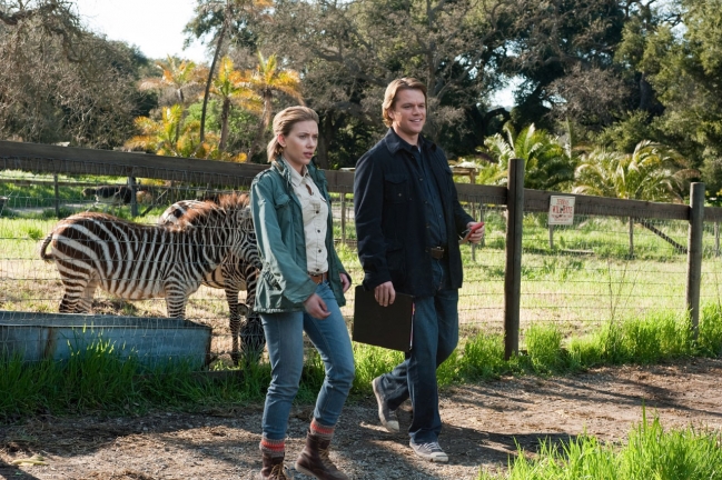 Scarlett Johansson e Matt Damon contracenam com leões, zebras e tigres em Compramos um Zoológico | Divulgação