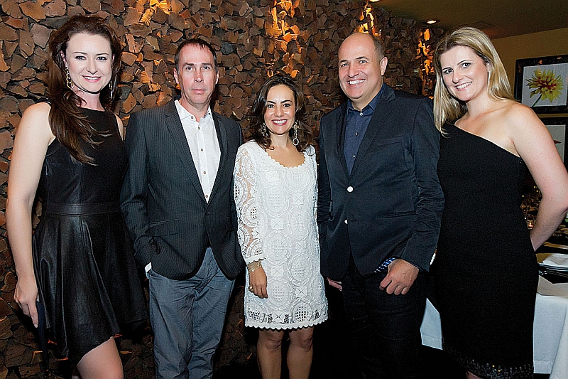 Ingrid Moskalevisky (à esq.) e Jordana Fraga (à dir.) com os arquitetos Ivan Wodzinsky (de camisa branca) e Jayme Bernardo, e a engenheira e designer Margit Soares no jantar realizado pela Artefacto Curitiba no último dia 7, no restaurante Edvino. O encontro comemorou o aniversário de 35 anos da badalada marca de mobiliário de luxo | Naideron Jr.
