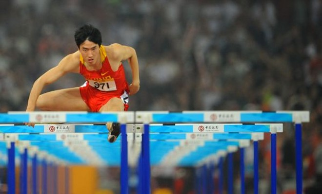 Liu Xiang busca redenção -Outra prova que vai atrair os olhares em Londres é a disputa dos 110 m com barreira. O chinês Liu Xiang (foto) e o cubano Dayron Robles serão os protagonistas. O primeiro conquistou a medalha dourada em Atenas-2004, mas quatro anos depois, diante da torcida, acabou abandonando a briga pelo primeiro lugar por causa de uma lesão e deixou a pista desolado. O cubano se aproveitou e ficou com o lugar mais alto do pódio em Pequim. A rivalidade entre os dois se acirrou em 2011 depois do Mundial de Daegu, na Coreia do Sul. Robles, após conquistar o ouro, acabou desclassificado, acusado de obstruir Xiang durante a prova |