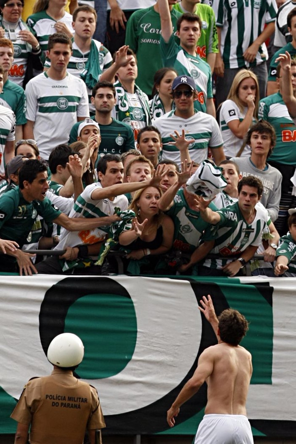 Tcheco joga camisa para torcida do Coxa ao fim do clássico. Jogador ainda não sabe se vai se aposentar | Alb