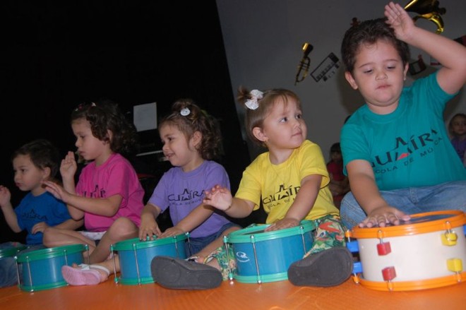 Crianças a partir dos 6 meses de idade já participam de atividades lúdicas que estimulam a musicalização na Academia de Música Guaíra |