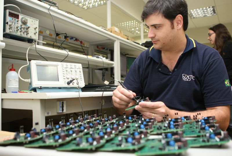Laboratório de eletrônica do Lactec, em Curitiba: aparelho que será testado pela Light ganhará importância se o país adotar o modelo de cobrança conforme o horário de consumo | Aniele Nascimento/Gazeta do Povo