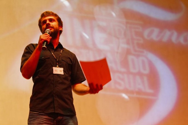 O diretor Rafael Urban recebe o prêmio da crítica no Cine PE | 