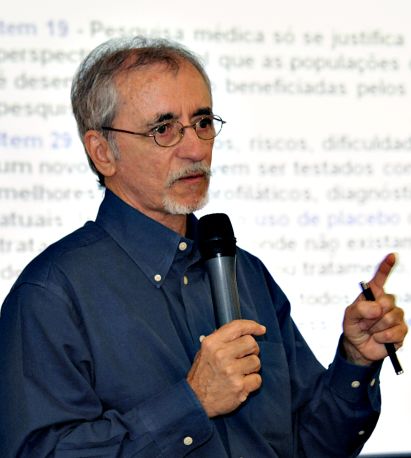 A sífilis tem um diagnóstico fácil, um tratamento completamente eficaz, mas o Brasil ainda tem em torno de 12 mil casos de sífilis congênita por ano.
Dirceu Greco, diretor do Departamento de DST/Aids e Hepatites Virais do Ministério da Saúde | Elza Fiuza/ABr