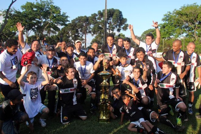 Jogadores, equipe técnica e torcedores do Bairro Alto ao lado da taça da Suburbana 2011 | 