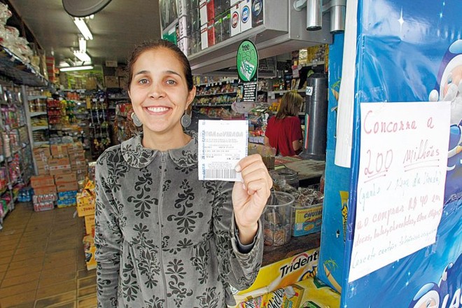 Cristina Staub mostra bilhetes da promoção feita pela sua loja de doces: R$ 40 gastos ali dão direito a uma aposta |