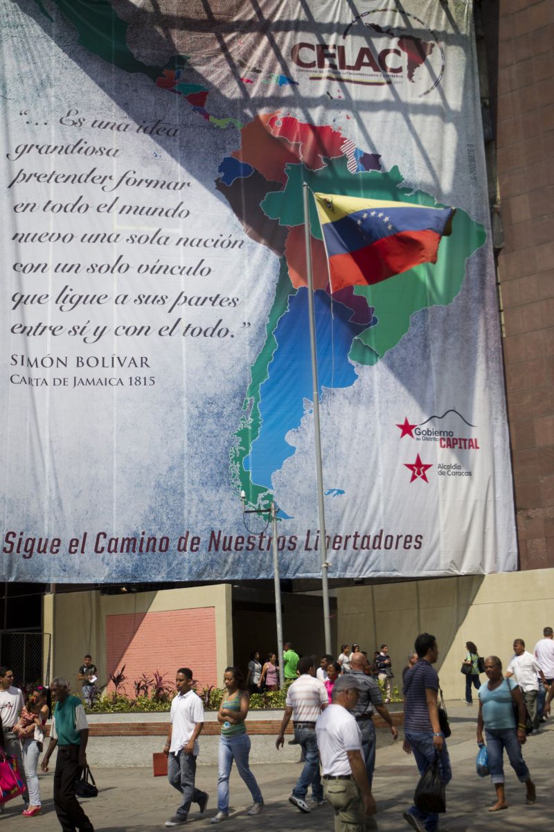 Painel no centro de Caracas, Venezuela, anuncia a criação da Comunidade dos Estados Latino-Americanos e Caribenhos (Celac) | Carlos Garcia Rawlins/Reuters