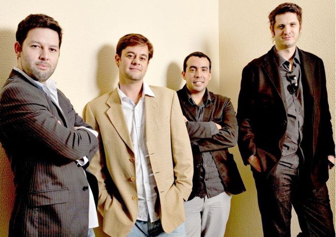 SUCESSO NA PUBLICIDADE- Comandada pelo diretor Lipsio Carvalho e pelos sócios Fhabyo Matesick, Thiago Biazetto e Caio Fontana, a Plah Marketing Promocional acaba de conquistar pelo segundo ano consecutivo o título de Agência Promo do Ano do Prêmio colunistas do Paraná. Além disso, ainda comemoram três prêmios recebidos no AMPRO Globes Awards 2011 |