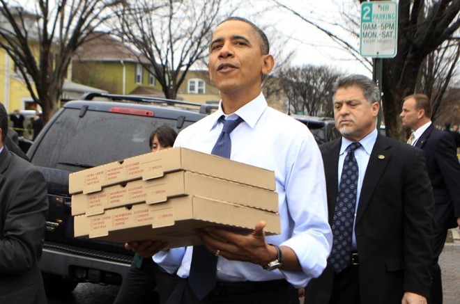 Depois de fazer as compras natalinas, o presidente também levou para casa algumas caixas de pizza | 