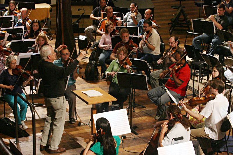 O regente Hans-Peter Frank ensaia com a Orquestra Sinfônica no Canal da Música, onde acontece o concerto desta sexta-feira | Felipe Rosa/Gazeta do Povo