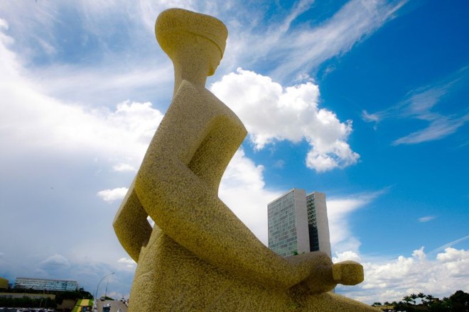 Estátua da Justiça na Praça dos Três Poderes, em Brasília: estudo conclui que o Executivo cumpre seu papel. Mas o Judiciário, não | Dorivan Marinho/STF