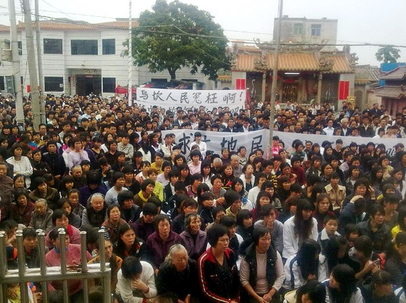 Imagem feita por celular mostra manifestantes do vilarejo de Wukan, que protestam contra o governo chinês | AFP