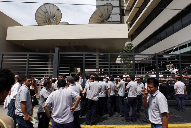 Cerca de 50 policiais da Gendarmeria entraram na empresa acompanhados por funcionários do judiciário | REUTERS/Marcos Brindicci