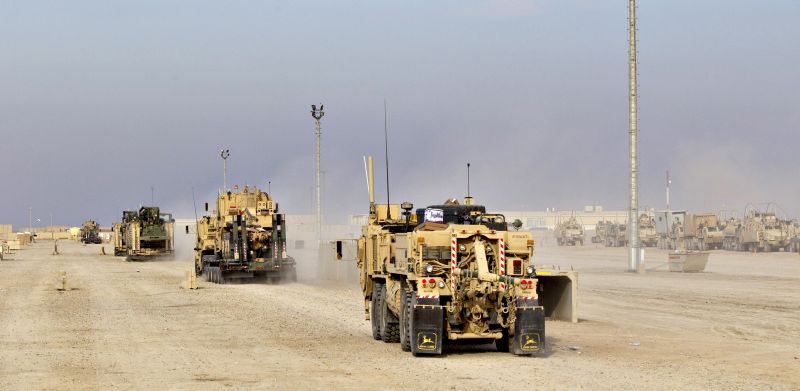 Comboio das forças norte-americanas se aproxima da divisão do Iraque com o Kuwait. Retirada do território iraquiano ocorre nove anos após a invasão do país para derrubar o ditador Saddam Hussein | Lucas Jackson/ AFP