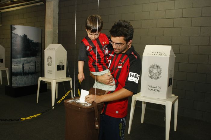 Leonardo Mantovani, último sócio a votar na eleição atleticana, com o irmão Alexandre, deposita a cédula na urna | Marcelo Elias / Gazeta do Povo