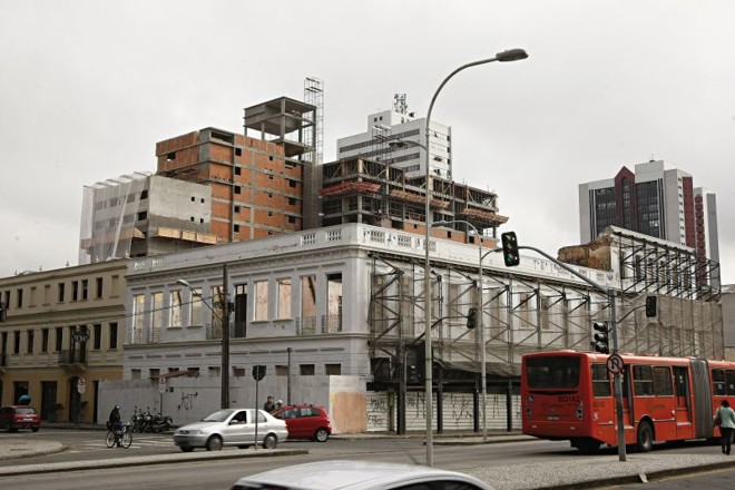 Lifespace Estação, empreendimento da Invespark, ganha corpo por trás do esqueleto de um prédio antigo em frente à Praça Eufrásio Correia |