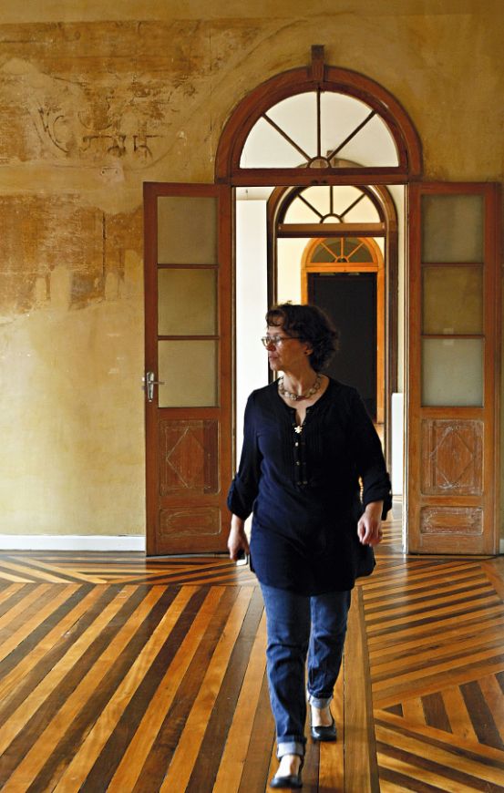 Acima, à esquerda, prensa alemã do fim do século 19. No centro, a coordenadora do Museu da Gravura, Ana González, observa montagem de exposição na sala que, após restauro, exibe parte dos desenhos originais nas paredes. Acima, à direita, a estagiária Débora Maeda Brasil trabalha no ateliê de serigrafia | Priscila Forone