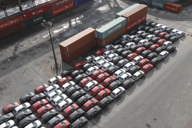 Carros argentinos em pátio do Porto de Paranaguá: montadoras do estado importaram US$ 3,2 bilhões no ano | Fábio Scremin/Appa