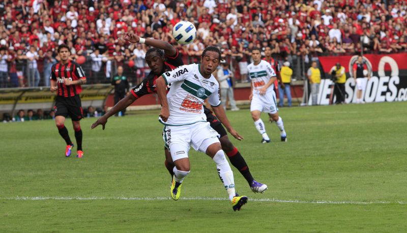 Mesmo pobre em técnica, o Atletiba mexeu com o comportamento do público | Antonio Costa/ Gazeta do Povo