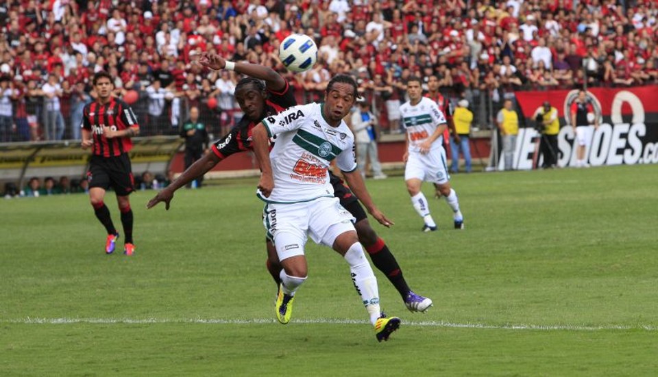 Mesmo pobre em técnica, o Atletiba mexeu com o comportamento do público | Antonio Costa/ Gazeta do Povo