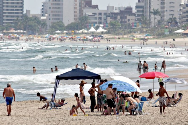 Muita gente, muito calor:Os veranistas que desceram para o Litoral nesta sexta-feira encontraram um dia de sol intenso e muito calor, fechando uma semana igualmente quente. A temperatura máxima de sexta foi de 34oC, registrado pelo Simepar às 14 horas. Após a primeira semana de temporada, é perceptível o aumento gradual no número de turistas. Na sexta, pela proximidade do fim de semana e do Natal, a orla registrou o maior movimento da semana | 