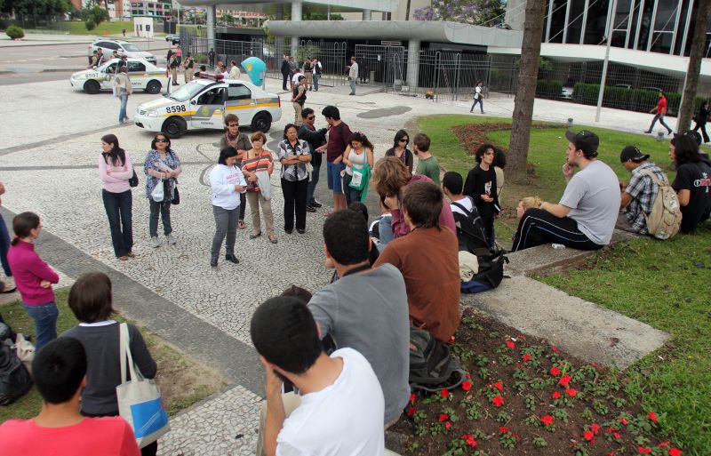 Manifestantes na frente da Assembleia: PM foi chamada para regular a entrada na casa | Walter Alves / Agência de Notícias Gazeta do Povo