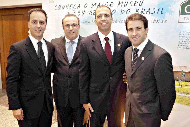 Na cerimônia de premiação do Top de Marketing da ADVB-PR, anteontem à noite: o presidente da ADVB-PR, Rodrigo Florenzano, o presidente do Condor Super Center, Pedro Joanir Zonta, o vice-presidente do Grupo Paranaense de Comunicação Mariano Lemanski e o diretor do Condor, Ricardo Zonta, comemoram a premiação do case de comunicação Família Feliz, da rede de supermercados | Marcelo Miranda
