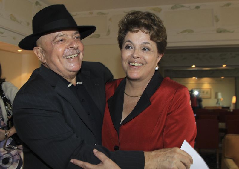 Lula e Dilma: enquanto o ex-presidente buscou ações internacionais de repercussão, sua sucessora faz diplomacia com mais discrição | Ricardo Stuckert/Instituto Lula