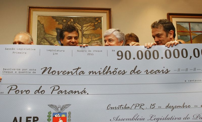 Cheque simbólico de R$ 90 milhões: cerimônia de devolução do dinheiro foi boicotada por deputados | Daniel Castellano/ Gazeta do Povo