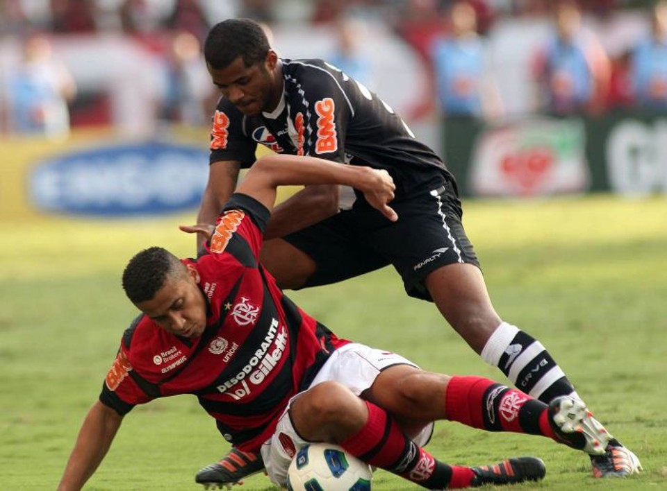 Os zagueiros Welington, do Flamengo, e Renato Silva, do Vasco, disputam lance no empate por 1 a 1 disputado no Engenhão | Maurício Val/ Vipcomm
